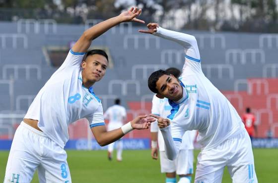 Tomas Sorto y Marco Aceituno celebraron juntos el 1-1 de Honduras ante Gambia.