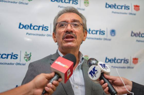 Wilfredo Guzmán durante la entrevista que le concedió a los medios para platicar sobre el caso.