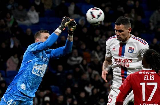 El portero neerlandés Marco Bizot despeja el balón frente a Dejan Lovren ante la mirada de Alberth Elis.