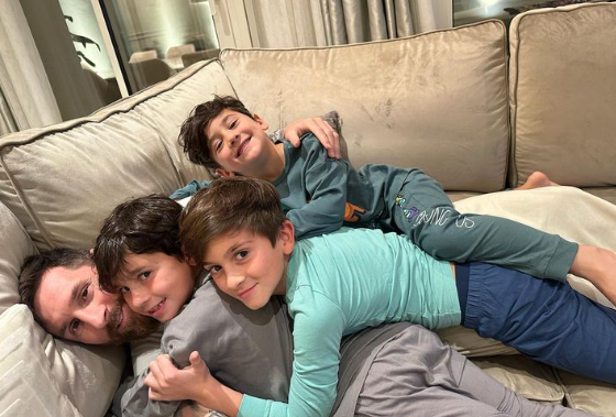 Dos niños llegaron a la casa de Messi y se llevaron la sorpresa de sus vidas: “Cuando veo que aparece la pierna toda tatuada...”