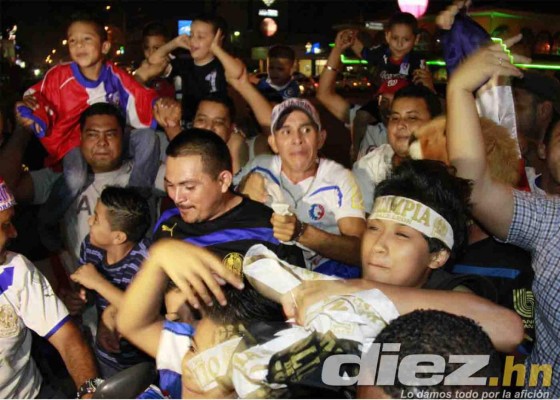 Aficionados festejan el título 29 del Olimpia en las calles