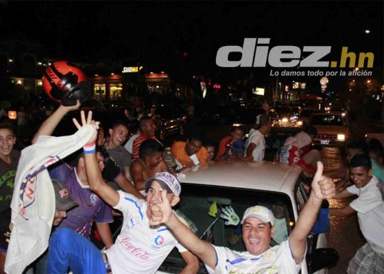 Aficionados festejan el título 29 del Olimpia en las calles