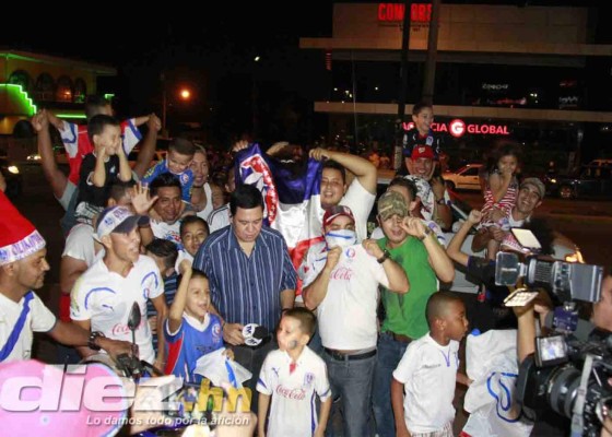 Aficionados festejan el título 29 del Olimpia en las calles