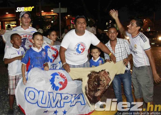 Aficionados festejan el título 29 del Olimpia en las calles