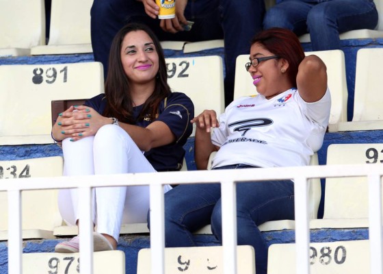 ¡BELLEZA! ¿Quién era el bomboncito que se paseaba por las gradas del Nacional?