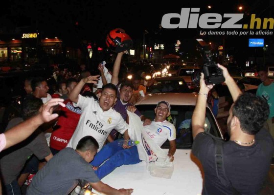 Aficionados festejan el título 29 del Olimpia en las calles