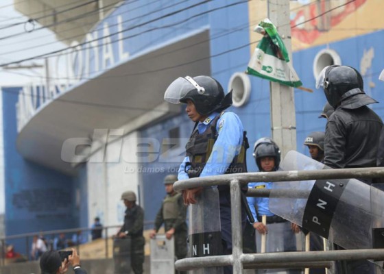 NO VISTE EN TV: El aficionado de lujo en el Nacional y Donis Escober estalló en ira