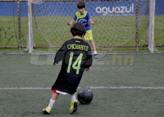 Niño hondureño exhibió regalo de Chicharito con sus compañeritos
