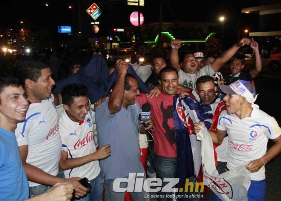 Aficionados festejan el título 29 del Olimpia en las calles