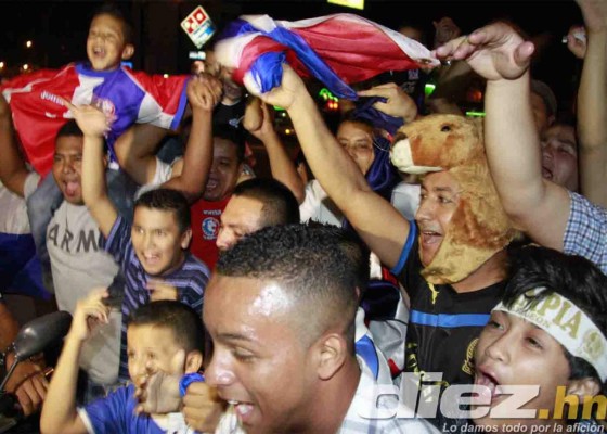 Aficionados festejan el título 29 del Olimpia en las calles