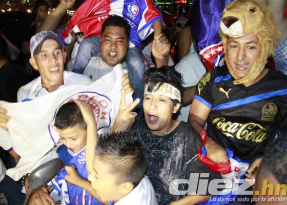 Aficionados festejan el título 29 del Olimpia en las calles