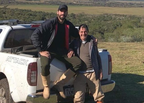 No puede viajar: El drama que vive Alisson Becker horas después de la muerte de su padre en Brasil