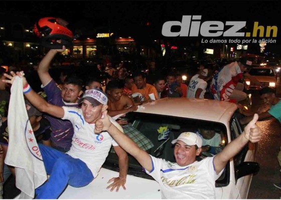 Aficionados festejan el título 29 del Olimpia en las calles