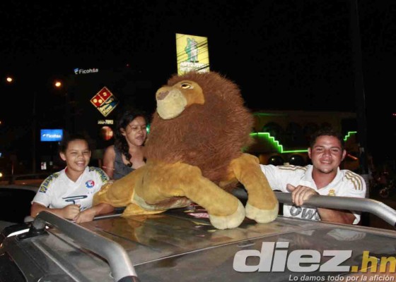 Aficionados festejan el título 29 del Olimpia en las calles