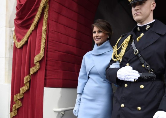 Melania Trump y su espectacular look en juramentación de su esposo Donald