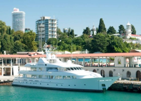 La vida de rico de Abramovich, dueño del Chelsea: Su nuevo yate de 500 millones e isla propia