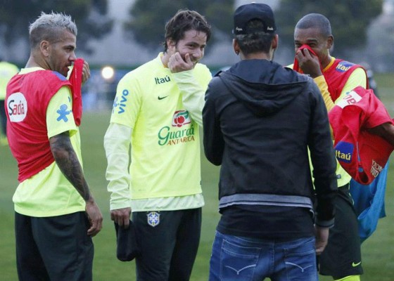 Neymar visitó a sus compañeros la concentración de Brasil.