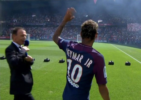 Neymar desata la locura en su presentación en el Parque de los Príncipes