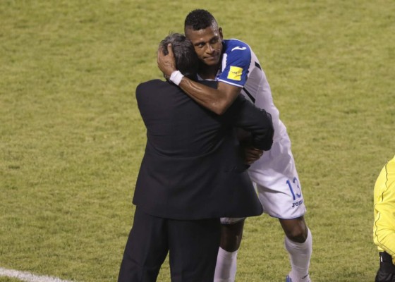 ¿Carlo Costly tiene razón al decir que un hondureño debe tomar la Bicolor? Deben seguir con&nbsp;los extranjeros.ylt;/