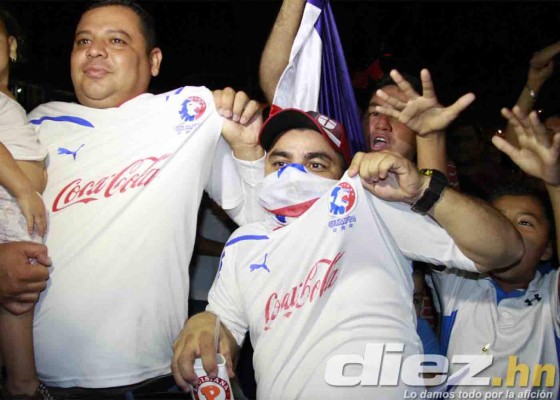 Aficionados festejan el título 29 del Olimpia en las calles