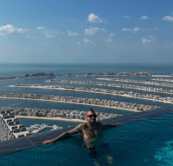 Arturo Vidal se fue a Medio Oriente con su exuberante novia y así fue recibido: “Vacaciones con mi mamacita”