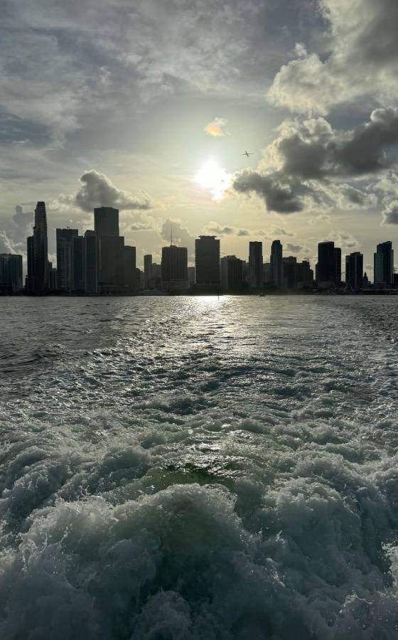 Antonela Roccuzzo enciende las redes con sus vacaciones junto Messi al ritmo de cantante hondureño