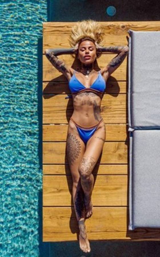 Theo Hernández, cazado en un barco con la espectacular musa de los tatuajes en Italia