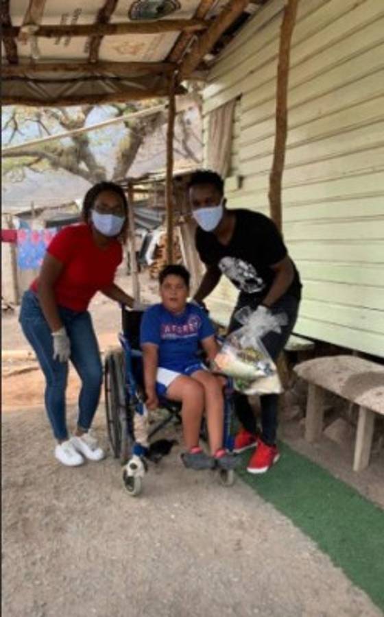 Rubilio Castillo y su esposa reparten alimentos en Tegucigalpa durante la cuarentena