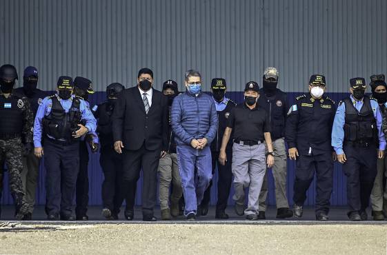 Momento en que autoridades de seguridad de Honduras se dirigían hacia la aeronave que trasladó a Juan Orlando Hernández hacia Estados Unidos.
