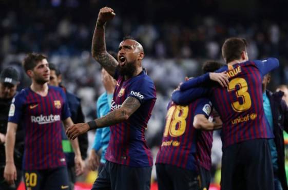 Soccer Football - La Liga Santander - Real Madrid v FC Barcelona - Santiago Bernabeu, Madrid, Spain - March 2, 2019 FC Barcelona's Arturo Vidal celebrates victory REUTERS/Sergio Perez
