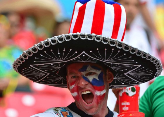 Aficionados mexicanos ponen color y fiesta en las gradas.