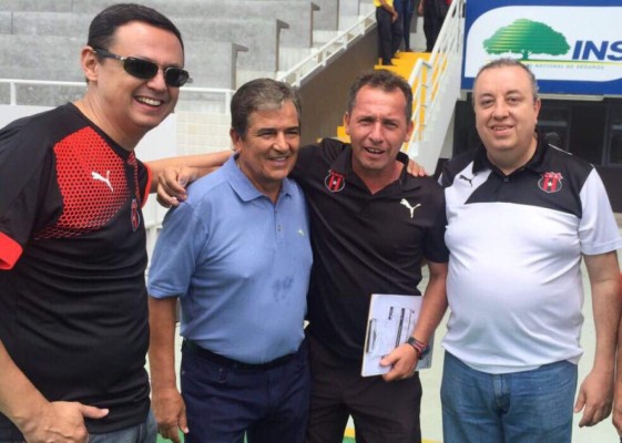 Así fue el homenaje del Alajuelense al técnico Jorge Luis Pinto