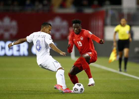 ¡Qué foto de Andy Najar conteniendo la furia de Alphonso Davies! Las mejores imágenes del Canadá-Honduras en Toronto