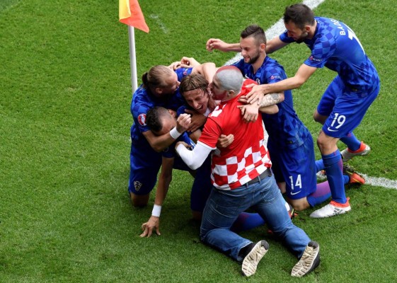 El espontáneo que se metió a celebrar con Croacia el golazo de Modric