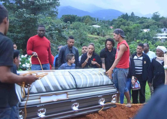 Las desgarradoras imágenes del sepelio de la madre de Kevin Hernández