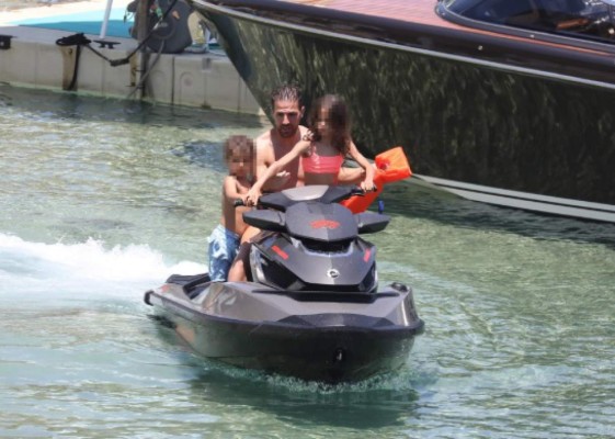 ¡Y tiene 46 años! La modelo libanesa y esposa de Cesc Fábregas deslumbra en sus vacaciones