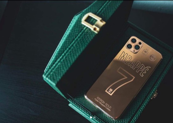 La nueva moda de los futbolistas: Presumen tener celulares bañados en oro&nbsp;&nbsp;