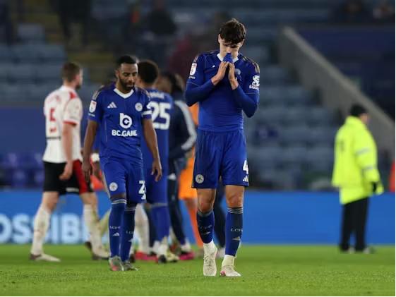 De ser un campeón épico en Premier a un calvario impensado: el motivo por el que le quitaron puntos y están sin DT
