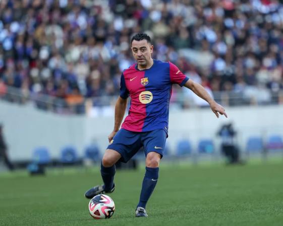 Las leyendas del Barcelona volvieron a derrotar al Real Madrid en el Clásico: el gesto de los blancos con Iniesta