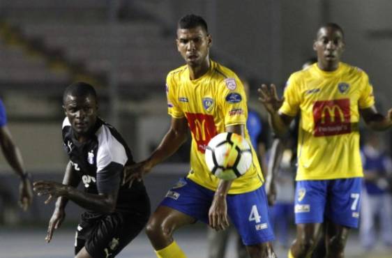 PAN09. CIUDAD DE PANAMÁ (PANAMÁ), 01/08/2017.- Jarel Britto (i) de Honduras Progreso disputa un balón con Luis Rojas (c) del Chorrillo FC hoy, martes 2 de agosto de 2017, durante un partido de la Liga de Campeones de la Concacaf entre Chorrillo de Panamá y Honduras Progreso de Honduras realizado en la Ciudad de Panamá (Panamá). EFE/Alejandro Bolívar
