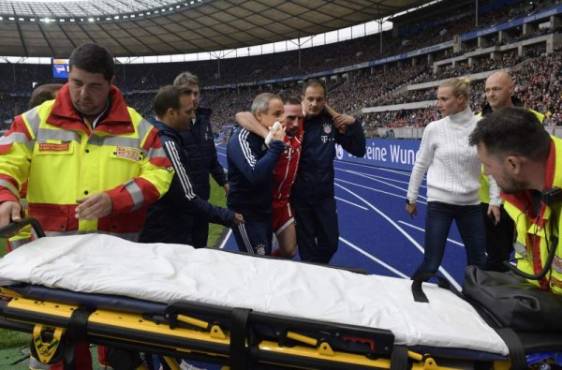 Berlin (Germany), 01/10/2017.- Bayern's Franck Ribery (C) leaves the pitch after being injured during the German Bundesliga soccer match between Hertha BSC and FC Bayern Munich in Berlin, Germany, 01 October 2017. (Alemania) EFE/EPA/CLEMENS BILAN EMBARGO CONDITIONS - ATTENTION: Due to the accreditation guidlines, the DFL only permits the publication and utilisation of up to 15 pictures per match on the internet and in online media during the match.