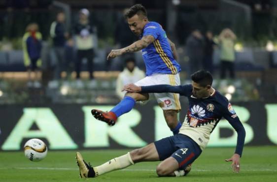 CMX15. CIUDAD DE MÉXICO (MÉXICO), 29/11/2017.- El jugador de América Edson Álvarez (d) disputa el balón con Eduardo Vargas (i) de Tigres hoy, miércoles 29 de noviembre de 2017, durante el juego de ida de las semifinales del torneo mexicano de fútbol, celebrado en el estadio Azteca en Ciudad de México (México). EFE/José Méndez