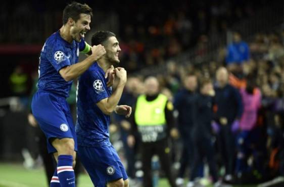Chelsea's Croatian midfielder Mateo Kovacic (R) celebrates his goal with Chelsea's Spanish defender Cesar Azpilicueta during the UEFA Champions League Group H football match between Valencia CF and Chelsea FC at the Mestalla stadium in Valencia on November 27, 2019. (Photo by JAVIER SORIANO / AFP)