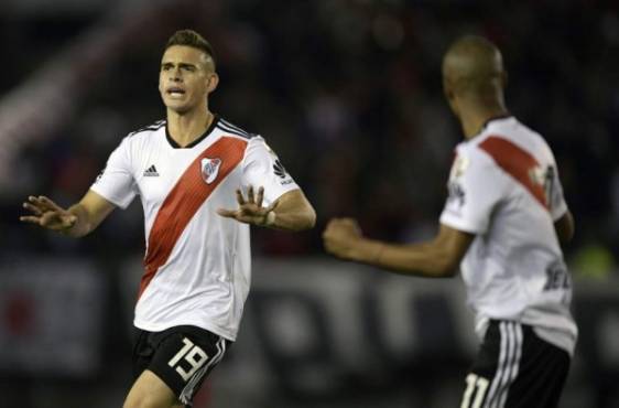 Argentina's River Plate forward Rafael Borre (L) celebrates after scoring the team's third goal against Argentina's Independiente during the Copa Libertadores 2018 quarterfinals second leg football match at the Monumental stadium in Buenos Aires, Argentina, on October 2, 2018. / AFP PHOTO / JUAN MABROMATA