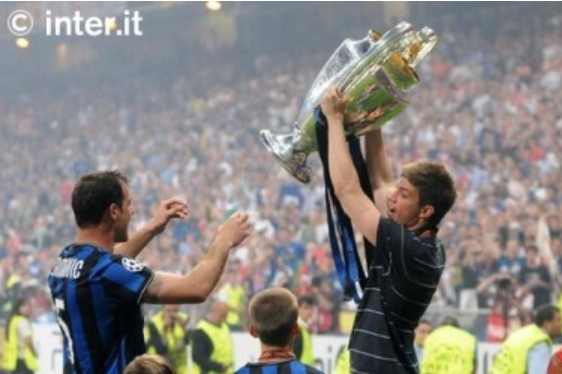 Mourinho lo hizo debutar, lo ganó todo con el Inter y sorprende con el retiro a sus 31 años: ‘‘Ya no tengo rodillas’’