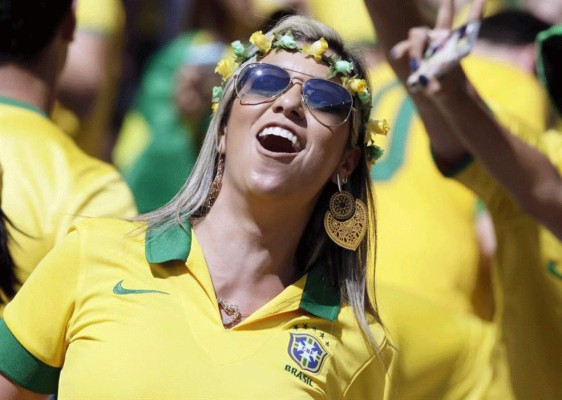 Aficionados disfrutan el Mundial a ritmo de samba.