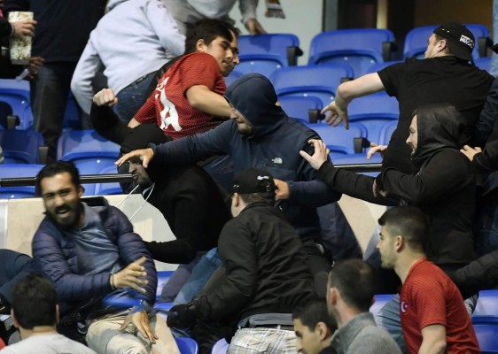 Tensión, pánico, lamentos; Las impactantes imagenes del Lyon contra el Besiktas