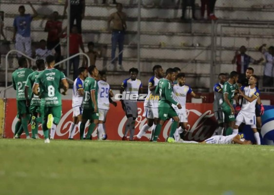 No viste en TV: Bronca, expulsiones y bengalas en el Olimpia-Marathón