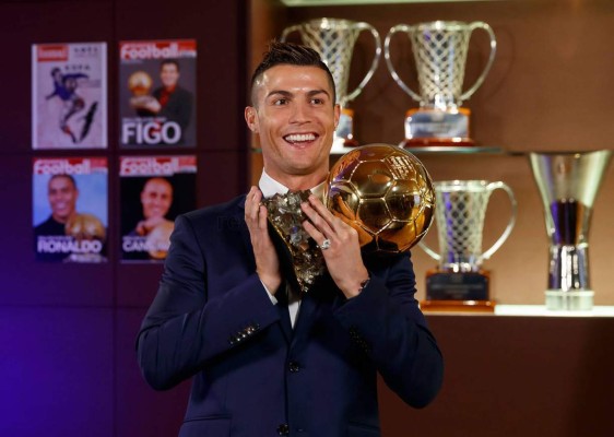 Las 12 fotos de Cristiano Ronaldo recibiendo el cuarto Balón de Oro