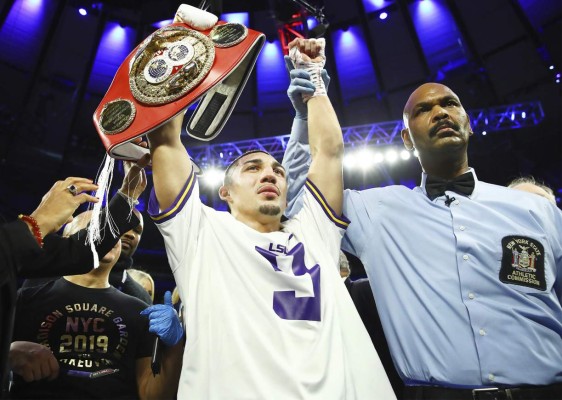 Las mejores fotos que dejó nocaut de Teófimo López a Richard Commey por el título mundial